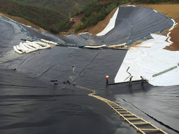 水庫大壩土工膜防滲施工方法應(yīng)注意